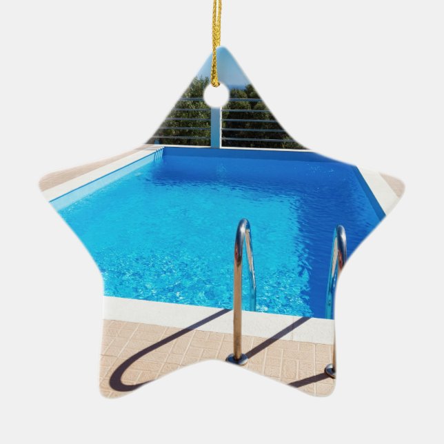 Ornamento De Cerâmica Piscina azul com etapas no mar (Frente)