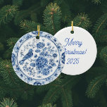 Ornamento De Cerâmica Placas de Chinoiserie Personalizadas<br><div class="desc">Belos designs vitorianos, no estilo vitoriano azul e branco, decoram esses ornamentos de árvores cerâmicas. Personalize as costas com sua própria mensagem pessoal! Perfeito para chique, país francês, fazenda e tantos outros décors. Faz um belo presente de anfitriã.</div>