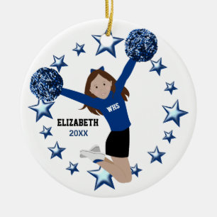 Ornamento De Cerâmica Pó de Cheerleader de cabelo castanho em azul e pr