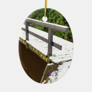 Ornamento De Cerâmica Ponte de madeira coberta com a neve no inverno