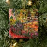Ornamento De Cerâmica Ponte Japonesa | Claude Monet<br><div class="desc">Ponte japonesa, também conhecida como Water-Lily Pond (1900), de uma série de pinturas de petróleo do impressionista francês Claude Monet. A série "Lírios d'Água" de Monet retrata o jardim floral em sua casa, e foi o principal foco de seu trabalho nos últimos 30 anos de sua vida. Use as ferramentas...</div>