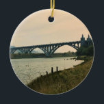 Ornamento De Cerâmica Ponte Patterson, Dourada Beach, Oregon<br><div class="desc">Uma bela vista da Ponte Patterson enquanto caminhava pela Trilha do Rio Rogue em Dourada Beach, Oregon. Esta ponte foi completada em 1932 e dedicada à memória de um Governador de Oregon Isaac Lee Patterson. É uma ponte de arco concreto que atravessa o rio Rogue, e é por isso que...</div>