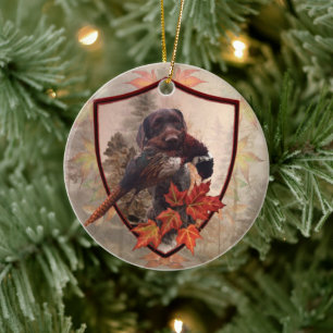 Ornamento De Cerâmica Ponteiro Alemão Wirehaired com faisão na caça