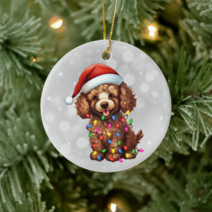 Ornamento De Cerâmica Poodle Castanho Enrolado em Luzes de Natal