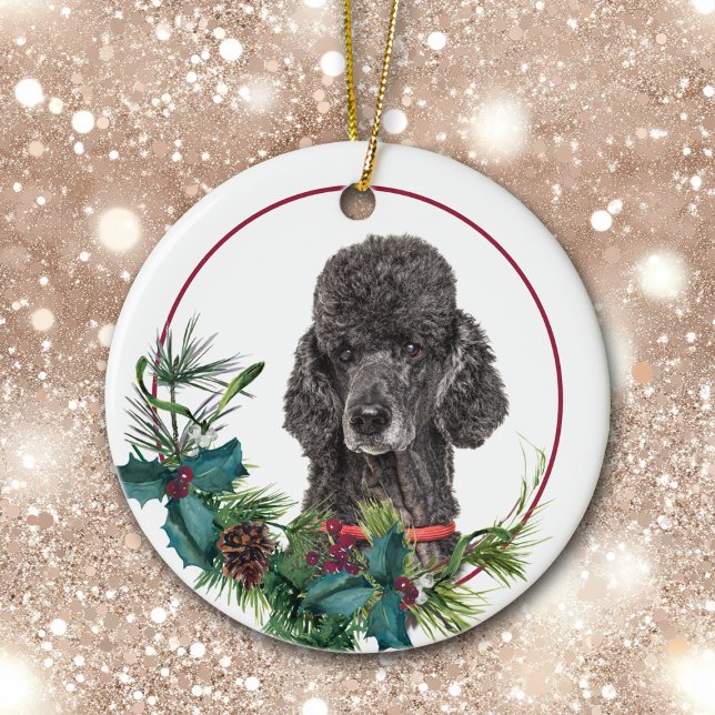 Ornamento De Cerâmica Poodle Standard Negra Cão Evergreen Berry Wreath (Criador carregado)