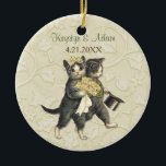 Ornamento De Cerâmica Posh Cats Wedding Ivory<br><div class="desc">Gatos de Casamento Adoráveis no damasco de marfim. Um gato doce de noiva segura um buquê de casamento de rosa branca de marfim e um gato de noiva fica ao seu lado com seu chapéu preto.</div>