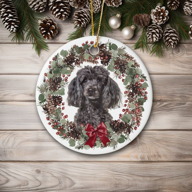 Ornamento De Cerâmica Póvulo Preto Cão Pinecone Wreath Personalizado (Criador carregado)