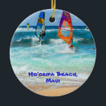 Ornamento De Cerâmica Praia Ho'okipa e pranchas Maui<br><div class="desc">A famosa praia mundial de navegação eólica na margem norte de Maui,  de um lado. E a famosa cerca de surfboard. Altere a data do ano para o ano de sua escolha.</div>