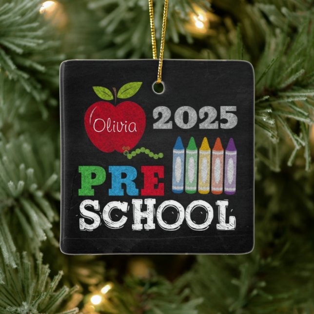 Ornamento De Cerâmica Preschool 2025 Chalkboard Name Ornament (Árvore)