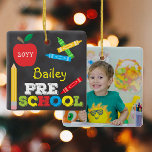 Ornamento De Cerâmica Preschool Keepsaet Foto Colorida do Quadro Colorid<br><div class="desc">O design de ornamento de fotos pré-K apresenta uma maçã, uma régua, giz e uma tipografia divertida e colorida! Clique no botão personalizar para obter mais opções para modificar o texto! Variações deste design, cores adicionais, além de coordenar produtos estão disponíveis em nosso compro, zazzle.com/store/doodlelulu. Entre em contato conosco se...</div>