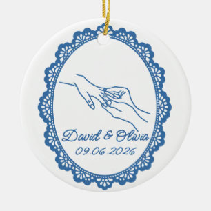 Ornamento De Cerâmica Presente com Nomes do Casal e Data do Anel de Noiv