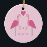 Ornamento De Cerâmica Presente de aniversário de casamento bonito Flamin<br><div class="desc">Celebre o seu primeiro ano como um novo casal com este Enfeites de natal comemorativo fofo. Este presente cor-de-rosa bonito apresenta um desenho simples de dois flamingos bonitos de ambos os lados das iniciais do casal. Monograma com você e as iniciais de sua esposa para um presente doce e romântico....</div>