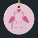 Ornamento De Cerâmica Presente de aniversário de casamento bonito Flamin<br><div class="desc">Celebre o seu primeiro ano como um novo casal com este Enfeites de natal comemorativo fofo. Este presente cor-de-rosa bonito apresenta um desenho simples de dois flamingos bonitos de ambos os lados das iniciais do casal. Monograma com você e as iniciais de sua esposa para um presente doce e romântico....</div>
