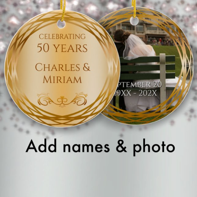 Ornamento De Cerâmica Presente de Aniversário de Casamento do Nome e Our (Create a treasured keepsake ornament by personalizing this golden 50th wedding anniversary gift
)
