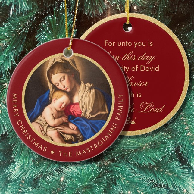 Ornamento De Cerâmica Presente de Natal Religioso para Madonna e Criança (Red and gold religious Christmas ornament with Madonna and Child and Bible verse)