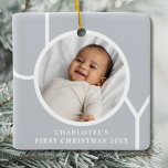 Ornamento De Cerâmica Primeira Cinza de Natal da Menina Elegante<br><div class="desc">O Primeiro Ornamento Fotográfico de Natal desta elegante Menina é decorado com a palavra JOY em fundo de cinza. Facilmente personalizável com sua foto,  nome e ano.</div>