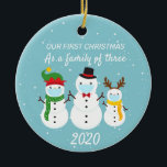 Ornamento De Cerâmica Primeira Família de Natal de 3 Snowman 2020<br><div class="desc">Esta design foi criada através da arte digital. Pode ser personalizada na área fornecida ou personalizada alterando a foto ou acrescentando suas próprias palavras. Entre em contato comigo em colorflowcreations@gmail.com se você quiser usar este design em outro produto. Compre minha pintura de acrílico abstrato original para venda em www.etsy.com/shop/colorflowart. Veja...</div>