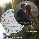 Ornamento De Cerâmica Primeira Foto de Casamento Botânico de Fúria de Na<br><div class="desc">Capture a magia do seu primeiro Natal como um casal casado com este ornamento personalizado. A frente mostra uma bela coroa de Natal botânica, enquanto a outra apresenta uma fotografia de casamento que você pode facilmente substituir por sua própria imagem especial. Personalize o ornamento com seu sobrenome, nomes e data...</div>