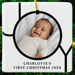 Ornamento De Cerâmica Primeira Foto de Natal da Menina Personalizada<br><div class="desc">O Primeiro Ornamento Fotográfico de Natal desta na moda é decorado com a palavra JOY em preto sobre fundo branco. Facilmente personalizável com sua foto,  nome e ano.</div>
