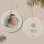 Ornamento De Cerâmica Primeira Ornação de Natal do Baby Boy Personalizad<br><div class="desc">Comemore o primeiro Natal do seu bebê com o nosso "Primeiro Ornamento de Natal do Bebê Personalizado". A frente deste adorável ornamento mostra uma fotografia adorável do seu pequeno, emoldurada por um charmoso floco de neve de ouro de champanhe à esquerda, juntamente com um texto personalizável abaixo. A borda leve...</div>