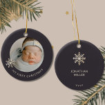 Ornamento De Cerâmica Primeira Ornação de Natal do Baby Boy Personalizad<br><div class="desc">Celebrar o feriado de estreia do seu príncipe com o primeiro ornamento de Natal deste Menino Personalizado. Projetado para seu toque único, este ornamento apresenta um encantador espaço moldado por flocos de neve para uma foto tesourada do seu bebê. "Meu Primeiro Natal" é exibido elegantemente em fontes sans-serif abaixo da...</div>