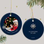 Ornamento De Cerâmica Primeira Ornação de Natal do Bebê Personalizado<br><div class="desc">Celebre o seu feriado de estreia com o nosso Primeiro Ornamento de Natal do Bebê Personalizado. Projetado para seu toque único, este ornamento apresenta um encantador espaço moldado por flocos de neve para uma foto tesourada de seu filho. "Meu Primeiro Natal" é exibido elegantemente em fontes sans-serif abaixo da foto,...</div>