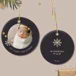 Ornamento De Cerâmica Primeira Ornação de Natal do Bebê Personalizado<br><div class="desc">Celebre o seu feriado de estreia com o Primeiro Ornamento de Natal deste Bebê Personalizado. Projetado para seu toque único, este ornamento apresenta um encantador espaço moldado por flocos de neve para uma foto tesourada de seu filho. "Meu Primeiro Natal" é exibido elegantemente em fontes sans-serif abaixo da foto, exuando...</div>