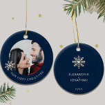 Ornamento De Cerâmica Primeira Ornação de Natal Personalizada<br><div class="desc">Celebre um marco especial com este ornamento Personalizado de Primeiro Natal. Prepare seu primeiro feriado junto como um casal com este adorno requintado com uma foto personalizável formada por um delicado floco de neve em um rico fundo azul marinho. A frente exibe elegantemente "Nosso Primeiro Natal" nos terços inferiores, capturando...</div>