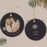 Ornamento De Cerâmica Primeira Ornação de Natal Personalizada<br><div class="desc">Celebre um marco especial com este ornamento Personalizado de Primeiro Natal. Prepare seu primeiro feriado junto como um casal com este adorno requintado com uma foto personalizável feita por um delicado floco de neve de ouro champanhe em um fundo escuro e rico. A frente exibe elegantemente "Nosso Primeiro Natal" nos...</div>