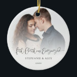 Ornamento De Cerâmica Primeiro Ano de Sobreposição de Fotografias Engaja<br><div class="desc">Primeiro Ano de Nomes de Sobreposição de Fotos Envolvidos no Natal. Perfeito para comemorar a sua temporada de férias de 1rua após a sua vitória de noivado e excelente por anos. Basta substituir a imagem de exemplo pelo seu favorito, que também está no verso e mudará simultaneamente. O Primeiro Natal...</div>