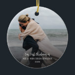 Ornamento De Cerâmica Primeiro Casais de Script de Natal Minimalista de<br><div class="desc">Transforme suas memórias queridas em incríveis obras de arte com nosso Enfeites de natal personalizado de fotos. Seja um retrato de casamento sincero,  uma paisagem de tirar o fôlego,  ou uma fotografia de uma ocasião especial,  nosso ornamento personalizado captura a essência de suas memórias.</div>