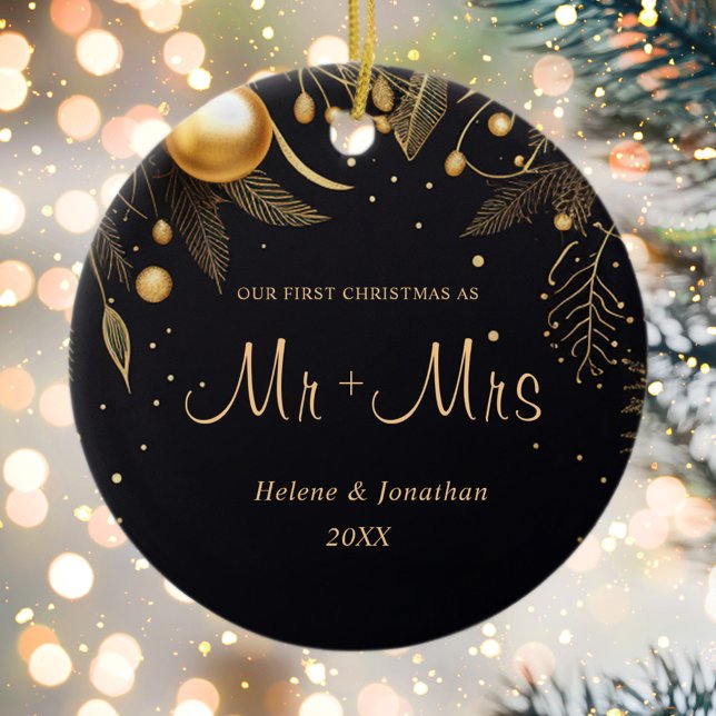 Ornamento De Cerâmica Primeiro Natal Casado com Casal Elegante Moderno (First Christmas Married Modern Elegant Couple Ceramic Ornament)