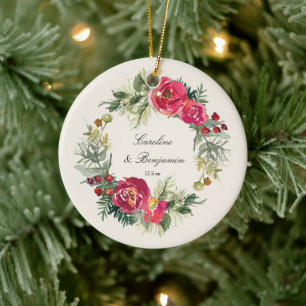 Ornamento De Cerâmica Primeiro Natal Casado com Coroa Floral de Aquarela
