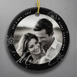Ornamento De Cerâmica Primeiro Natal Casado com Flocos de Neve Negros Pr<br><div class="desc">Celebre seu primeiro Natal casado com este maravilhoso presente de ornamento cerâmico de Foto Preta de Boho com 1rua de Natal casado. Apresentando um falso efeito de rinestona que adiciona um toque de brilho aos delicados flocos de neve, essa design captura a magia da estação. O fundo é desenhado com...</div>