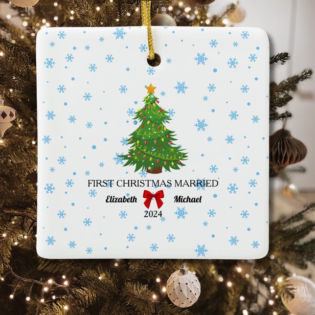 Ornamento De Cerâmica Primeiro Natal Casado com o Casal Personalizado de (First Christmas Married 2024 Custom Couple Ceramic Ornament)