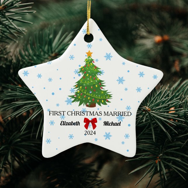 Ornamento De Cerâmica Primeiro Natal Casado com o Casal Personalizado de (First Christmas Married 2024 Custom Couple Ceramic Ornament)