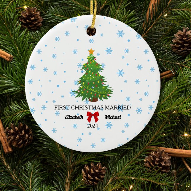 Ornamento De Cerâmica Primeiro Natal Casado com o Casal Personalizado de (First Christmas Married 2024 Custom Couple Ceramic Ornament)
