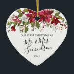 Ornamento De Cerâmica Primeiro Natal Casado com Red Poinsettia Watercolo<br><div class="desc">Elegante ornamento floral de poinsettia de Natal para o primeiro casado Sr. e Sra. Name. Cor vermelha,  branca e verde. Personalize-os adicionando seu nome. Faz um presente perfeito para seu cônjuge (marido ou esposa). Forma do Coração.</div>