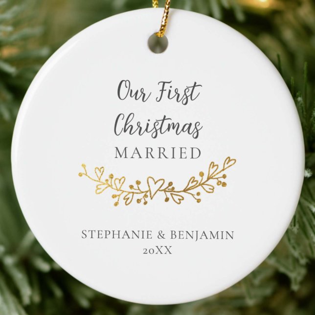 Ornamento De Cerâmica Primeiro Natal Casado Dourado Hearts Garland Foto (first christmas married newlywed couple mr mrs keepsake ornament gold hearts garland elegant simple)