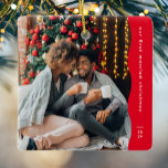 Ornamento De Cerâmica Primeiro Natal casado duas fotos simples<br><div class="desc">Este simples Enfeites de natal moderno apresenta uma borda vermelha ondulada, junto com uma grande foto e espaço para texto personalizado e o ano. Projetado para um ornamento recém-casado celebrando um primeiro Natal juntos, este ornamento apresenta uma grande foto na frente e um segundo no verso com dois lugares para...</div>