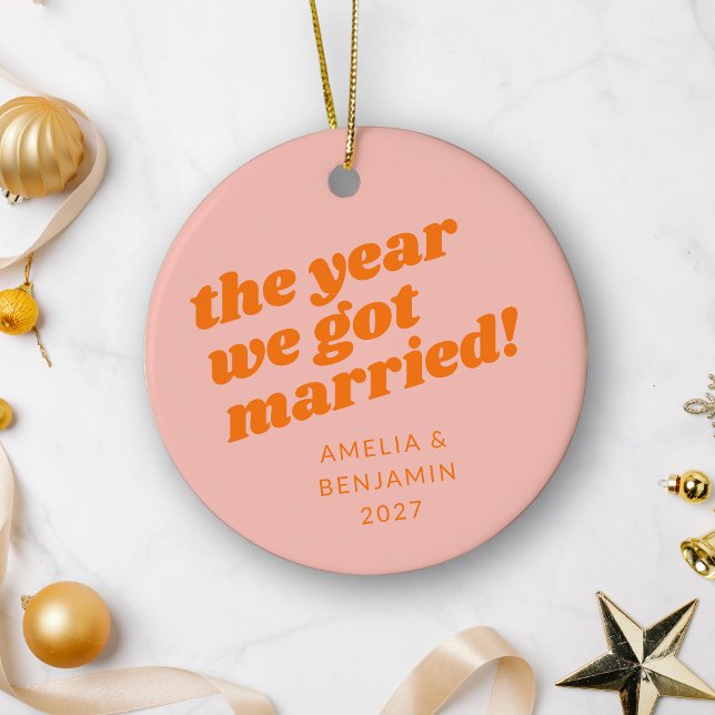 Ornamento De Cerâmica Primeiro Natal Casado Rosa Laranja Personalizado (Criador carregado)