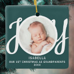 Ornamento De Cerâmica Primeiro Natal Como Avós Foto Verde<br><div class="desc">Este é o primeiro Natal como o ornamento de fotos de avós é decorado com a palavra JOY em tipografia de na moda branco em um fundo verde. Facilmente personalizável.</div>