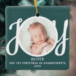 Ornamento De Cerâmica Primeiro Natal Como Avós Foto Verde<br><div class="desc">Este é o primeiro Natal como o ornamento de fotos de avós é decorado com a palavra JOY em tipografia de na moda num fundo verde. Facilmente personalizável.</div>