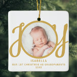 Ornamento De Cerâmica Primeiro Natal Como Avós Fotografia Keepsaoket<br><div class="desc">Este é o primeiro Natal Como o ornamento de fotos de avós é decorado com a palavra JOY em ouro,  tipografia de na moda num fundo branco. Facilmente personalizável.</div>
