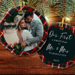 Ornamento De Cerâmica Primeiro Natal como Foto da Xadrez do Sr. e Sra. T<br><div class="desc">Primeiro Natal como o Sr. e a Sra. Nova Ornamento Fotográfico, personalizado com uma foto, sobrenome e ano. O design é de dupla face e apresenta quadros de xadrez de tartan com letra manual. O modelo de fotografia mostra a sua imagem como forma redonda e o outro lado está marcado...</div>
