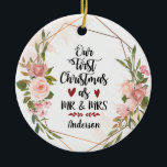 Ornamento De Cerâmica Primeiro Natal como Rosa do Sr. e Sra. Blush<br><div class="desc">Personalizado no Primeiro Natal, como o Sr. e a Sra. Ornament retrata elegantes buquês florais de aquarela com rosas românticas, folhas de ouro e verdes e uma estrutura geométrica moderna. A parte de trás apresenta a Bíblia Verse 1 Corinthians 13:4, "O amor é paciente, o amor é gentil. Não inveja,...</div>