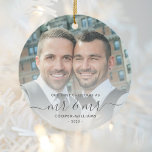Ornamento De Cerâmica Primeiro Natal como Sr. e Sr. LGBTQ Keepsaokê<br><div class="desc">Comemore o primeiro Natal do seu casamento com este belo ornamento moderno do keepsasasaame. O texto da cinza de carvão diz "Nosso primeiro Natal como Sr. & Sr.", com as palavras "Sr. & Sr." em um roteiro elegante com flores antes e depois. Substitua a imagem de exemplo por sua foto...</div>