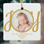 Ornamento De Cerâmica Primeiro Natal Como Vovô Foto Dourada Script<br><div class="desc">Este enfeite,  o enfeite "Primeiro Natal Como Vovô",  é decorado com a palavra "JOY" na tipografia de na moda gold num fundo branco. Facilmente personalizável.</div>
