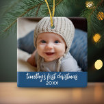 Ornamento De Cerâmica Primeiro Natal do Bebê - Simples Bebê Azul<br><div class="desc">Adicione uma foto a este adorável ornamento de feriado - perfeito para os meninos. Uma simples borda azul clara faz um ornamento memorável para sua árvore. Uma fonte moderna mínima para o ano com um lugar para carregar uma foto horizontal.</div>