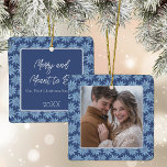 Ornamento De Cerâmica Primeiro Natal em Casais Envolvidos Foto Poinsetti<br><div class="desc">Comemore o seu primeiro Natal como um casal engajado com este belo ornamento fotográfico com um clássico padrão de poinsettia desenhado a azul e branco,  com uma fotografia de um lado e o seu texto no verso.</div>